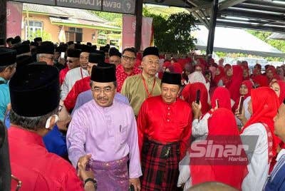Johari (dua dari kiri) bersalaman dengan perwakilan UMNO Ketereh.
FOTO SINAR HARIAN - ADILA SHARINNI WAHID