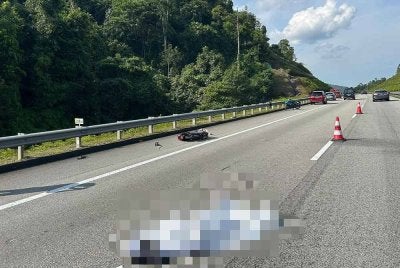 Mangsa disahkan meninggal dunia di lokasi kejadian selepas motosikal ditunggang terlanggar belakang lori tunda rosak di KM208.3 LPT1 di sini pada Sabtu. FOTO FB POLIS TRAFIK KUANTAN