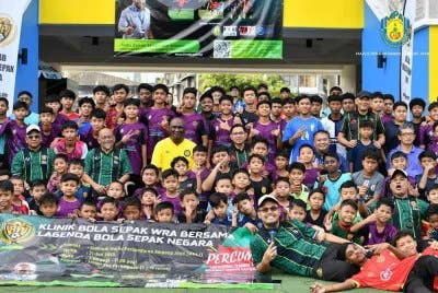 Peserta muda berusia 7 hingga 16 tahun yang memenuhi Stadium MPAJ bergambar bersama Zainal Abidin dan Hasrolnizam - Foto MPAJ
