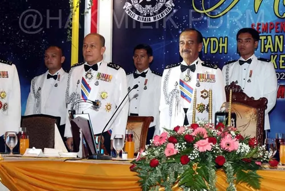 Majlis turut diserikan dengan tayangan dua video khas yang menyorot perjalanan hidup dan kerjaya Razarudin. Foto Facebook PDRM