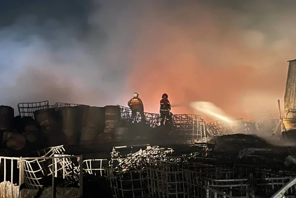 Operasi pemadaman masih dilakukan Jabatan Bomba dan Penyelamat pada malam Sabtu.