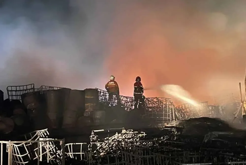Anggota bomba masih memadamkan kebakaran hingga lewat malam.