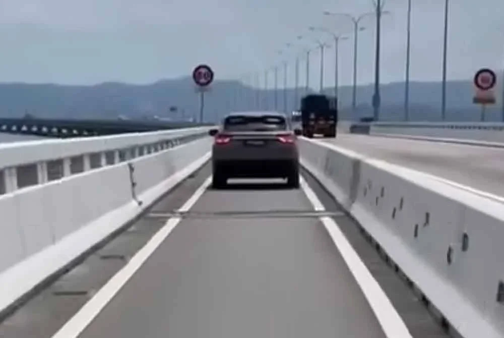 Seorang wanita warga emas ditahan selepas memandu Proton X50 di lorong motosikal di Jambatan Sultan Abdul Halim Muadzam Shah pada Sabtu.