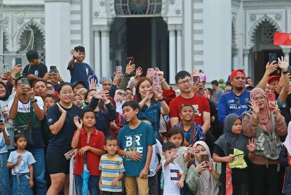 Orang ramai turut memeriahkan Sambutan Ulang Tahun Hari Keputeraan Sultan Kedah di Dataran Medan Bandar, Alor Setar pada Ahad.