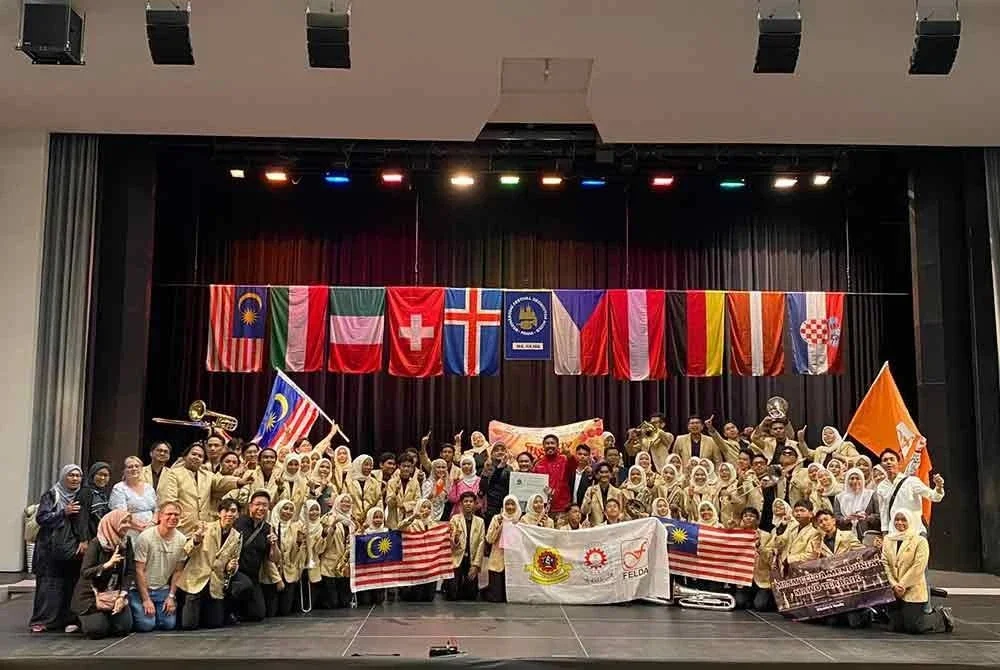 MARESMAF Wind Orkestra (MAWO) dari Maktab Rendah Sains Mara (MRSM) Ulul Albab Felda Trolak merangkul kejayaan Anugerah Emas Golden Diploma Award di Festival Antarabangsa Orkestra Tiupan 2025 di Prague, Republik Czech. Foto Facebook FELDA - Lembaga Kemajuan Tanah Persekutuan