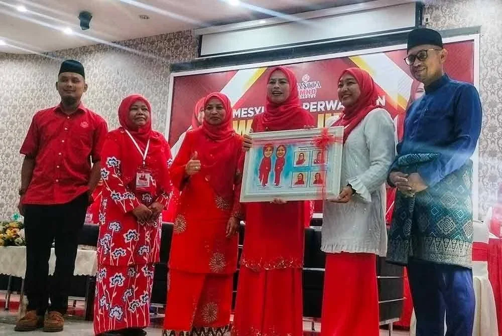 Norsarfinaz (dua dari kanan) menyerahkan cenderamata terhadap Noraini(empat dari kiri).