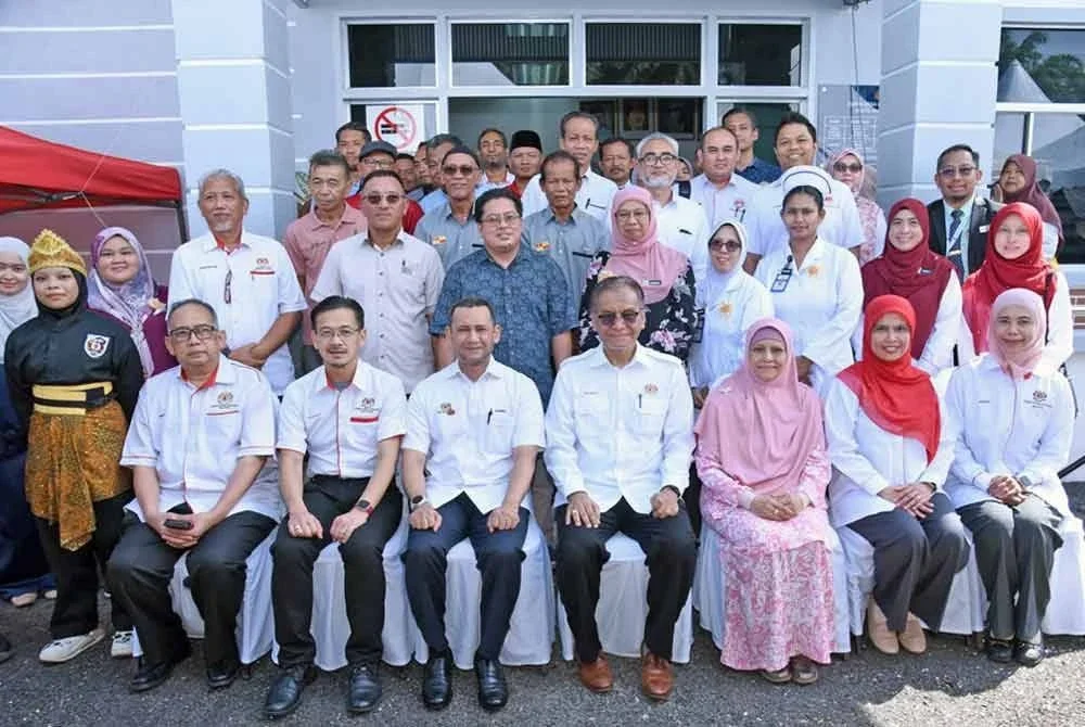Dzulkefly (depan, tengah) ketika Majlis Perasmian Klinik Desa Bukit Badong, di sini pada Ahad.