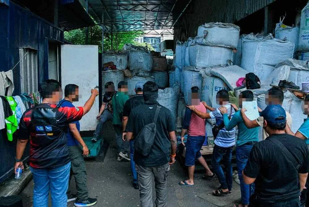 Serbuan pertama di sebuah kawasan perindustrian haram di Pulau Indah, Klang.