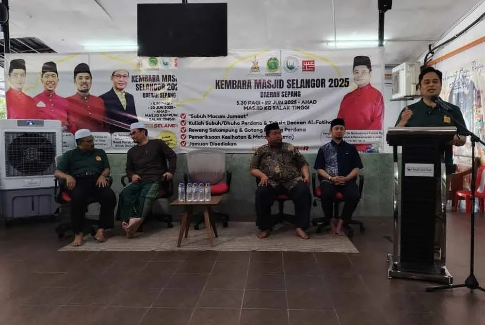 Muhammad Fahmi (kanan) berucap pada program Kembara Masjid 2.0 yang berlangsung di Masjid Kampung Salak Tinggi pada Ahad
