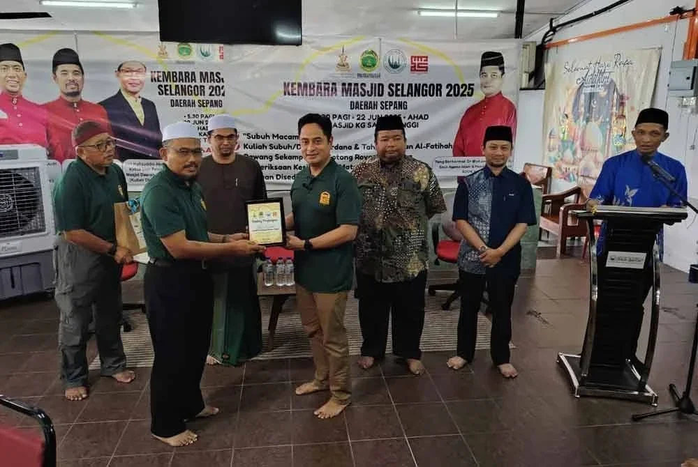 Mohammad Fahmi (tengah) ditemui selepas menyempurnakan majlis penutupan Program Kembara Masjid 2.0 di Masjid Kampung Salak Tinggi