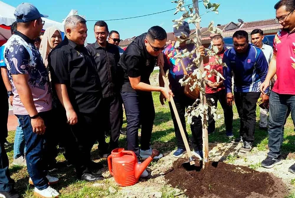 Dr Muhamad Akmal (tengah) menanam pokok sempena Majlis Perasmian Pembukaan Program Wakil Rakyat Untuk Rakyat (WRUR) Dewan Undangan Negeri (DUN) Bemban di Taman Kesang Damai, pada Ahad. Foto Bernama