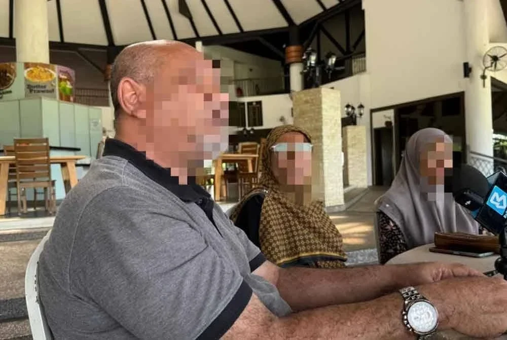 Syed (kiri) bersama isteri dan adik ipar berkongsi pengalaman diperdaya pekej penipuan haji baru-baru ini.