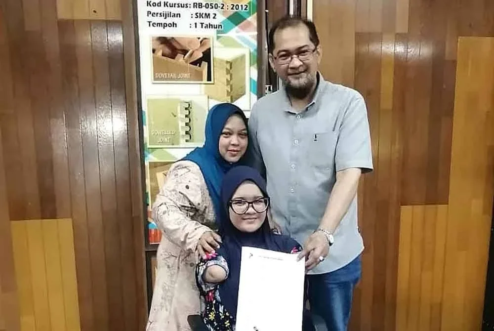Nur Damia Irsalina (tengah) merakam gambar bersama ibu bapanya ketika Majlis Penyerahan Surat Tawaran Belajar di TTITC pada Ahad.