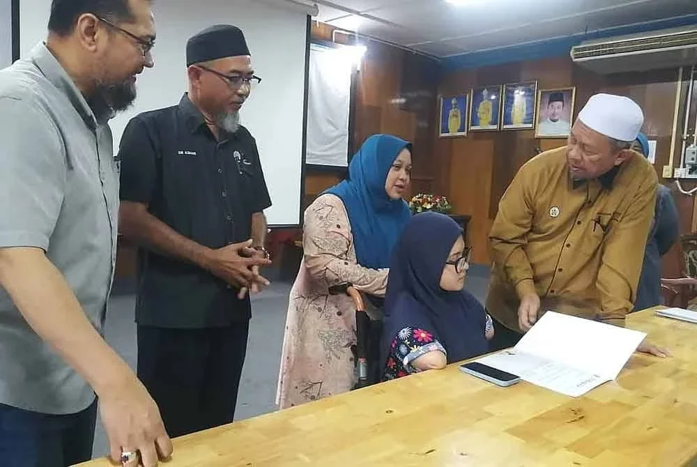 Nur Damia Irsalina (dua dari kanan) ketika ditemui Maliaman (kanan) ketika Majlis Penyerahan Surat Tawaran Belajar di TTITC pada Ahad.