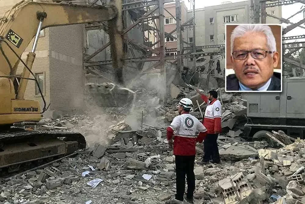 Anggota pasukan penyelamat Iran membersihkan runtuhan di sebuah bangunan yang musnah akibat serangan Israel di Teheran. Foto AFP (Gambar kecil: Hamzah)