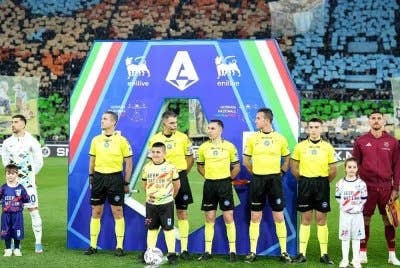Alfonzetti (dua dari kanan) di Stadio Olimpico sebagai tanda solidariti terhadapnya susulan insiden di Sicily. Foto: Agensi