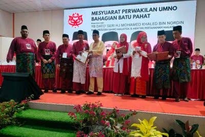 Mohamed Khaled (tengah) ketika merasmikan Persidangan UMNO Bahagian Batu Pahat pada Ahad.