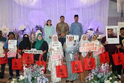 Najwan (tengah), Ketua Pegawai Eksekutif Menteri Besar Selangor (Pemerbadanan) atau MBI, Datuk Saipolyazan M Yusop (kanan) dan Mearia Hamzah (kiri) bergambar bersama usahawan Hijrah pada Majlis Aidilfitri Bersama Usahawan bertemakan “Ikatan Lebaran, Bersama Diraikan” di Petals Event Space, Seksyen 7, Shah Alam pada 24 April lalu.