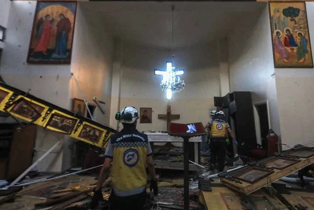 Penyerang disyaki anggota kumpulan pengganas Daesh melepaskan tembakan ke arah jemaah sebelum meletupkan dirinya menggunakan ves letupan. Foto AFP