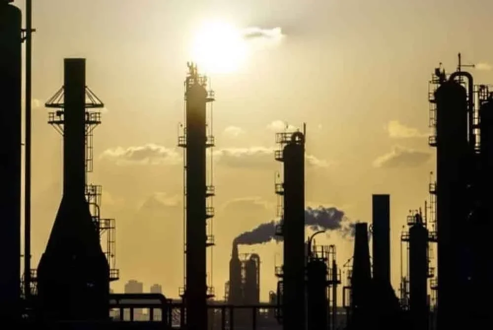 Pemandangan di loji penapisan minyak LyondellBasell di Houston, AS.