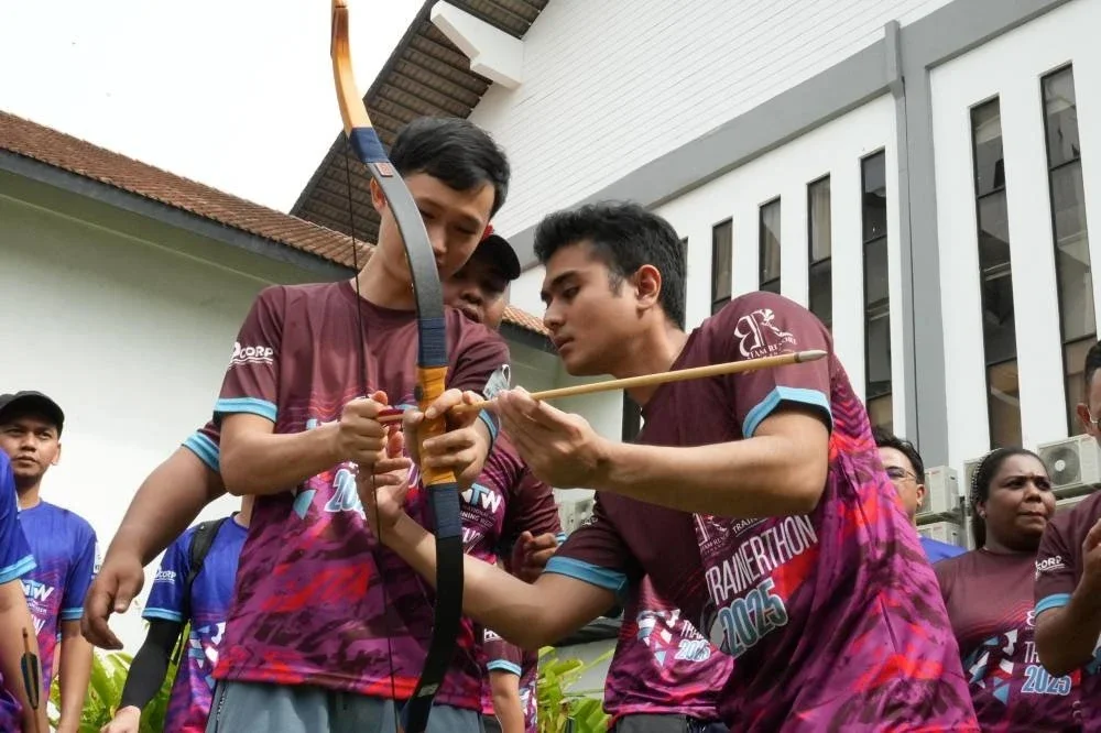 Peserta mengambil bahagian di salah satu pusat aktiviti interaktif semasa program Trainerthon 2025.