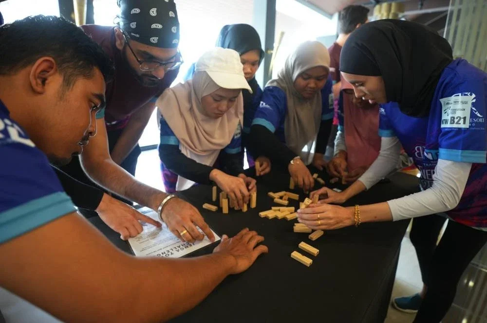 Peserta giat menyempurnakan tugasan di salah satu pusat aktiviti interaktif dalam program Trainerthon 2025.