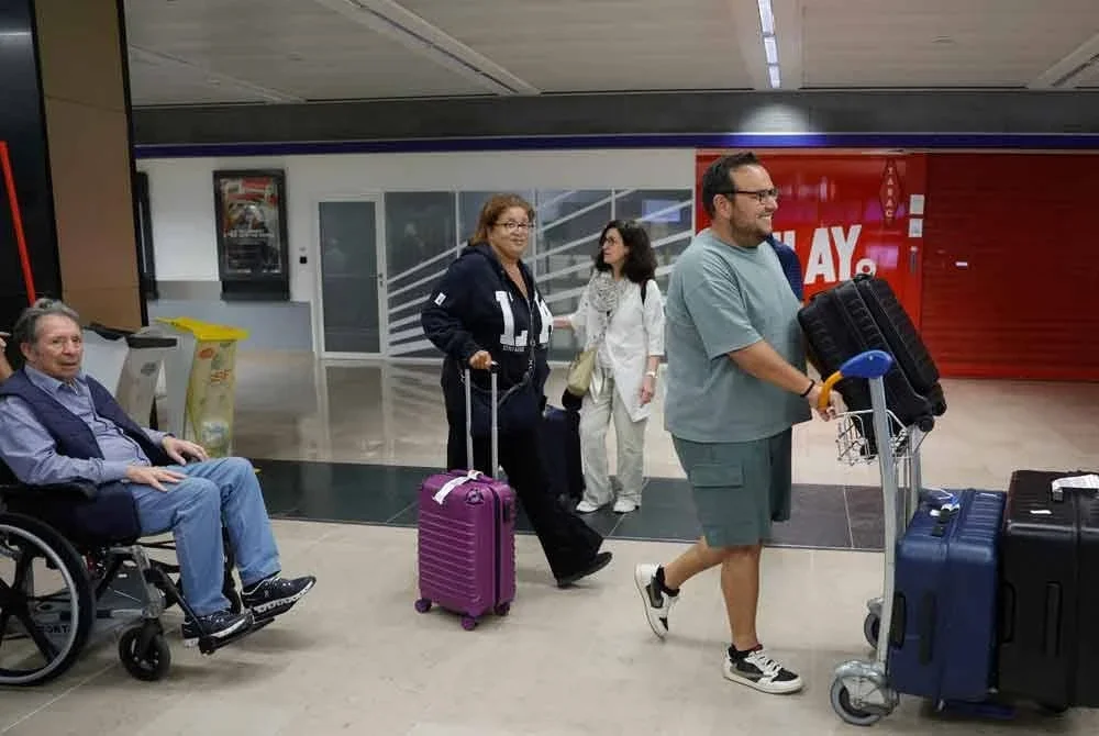 Dengan ruang udara Israel ditutup, kerajaan-kerajaan di seluruh dunia sedang memindahkan ribuan rakyat mereka yang terperangkap dalam konflik Israel-Iran yang semakin memuncak, dengan kebanyakan mereka dipindahkan melalui negara-negara jiran. - Foto AFP