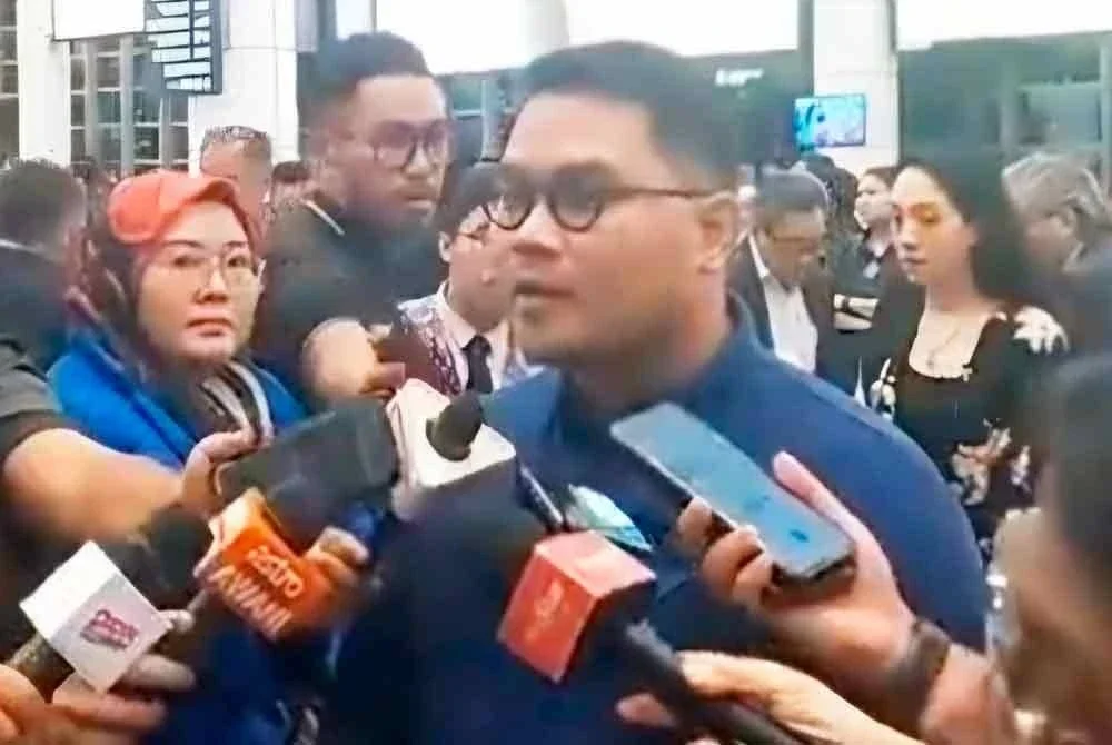 Muhamad Fadhil ketika dalam sidang akhbar di Balai Ketibaan KLIA pada Ahad.