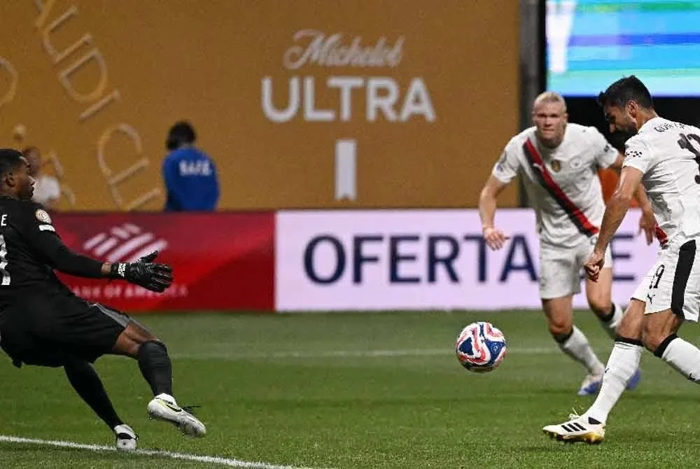 Gundogan (kanan) ketika melakukan percubaan yang menghasilkan jaringan gol keempat City ketika berdepan Al-Ain dalam aksi Kumpulan G Piala Dunia Kelab FIFA di Stadium Mercedes-Benz, Atlanta. Foto: AFP