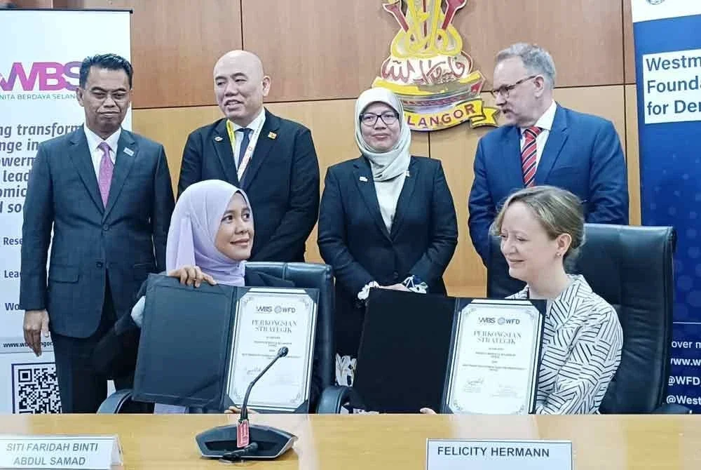 Siti Faridah (depan, kiri) bersama wakil WFD menandatangani MoU sambil disaksikan Anfaal (belakang, dua dari kanan) di Bilik Gerakan MTES, Bangunan Sultan Salahuddin Abdul Aziz Shah, Shah Alam pada Isnin.