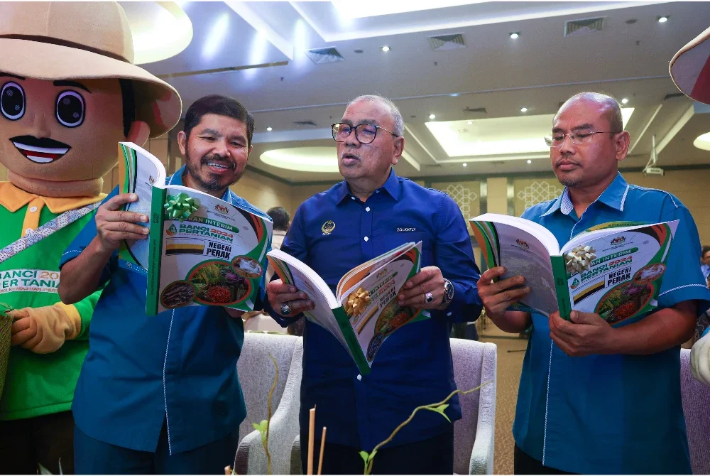 Mohd Zolkafly (tengah) dan Mohd Uzir (kiri) menunjukkan buku Laporan Interim Banci Pertanian 2024 yang diluncurkan pada Isnin.