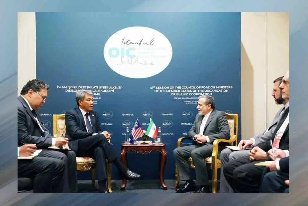 Mohamad mengadakan pertemuan dengan rakan sejawatnya dari Iran, Abbas Araghchi di luar Mesyuarat Majlis Menteri-menteri Luar OIC ke-51 di Istanbul, Turkiye. Foto Wisma Putra