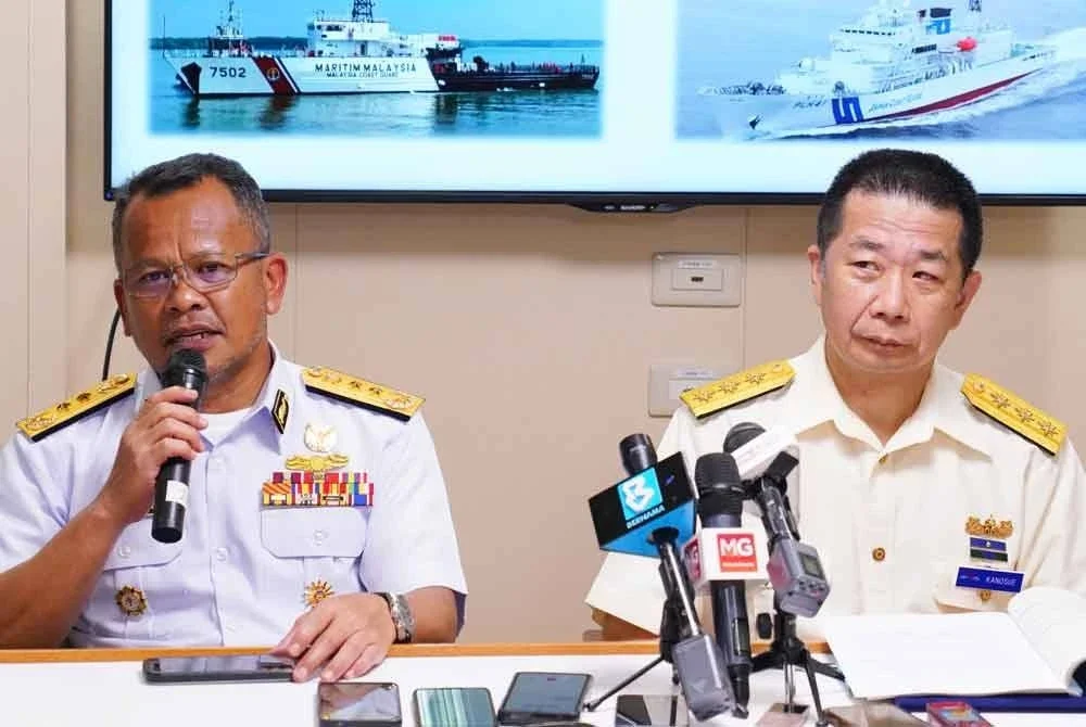 Mohd Zawawi (kiri) dalam sidang akhbar semasa meninjau kapal peronda Mizuho milik JCG pada Isnin.