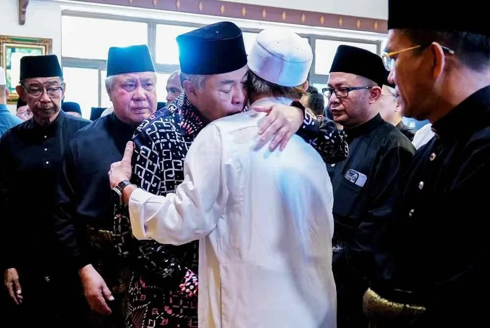Ahmad Zahid menziarahi Abang Johari berikutan isteri Premier Sarawak itu meninggal dunia pada pagi Isnin. Foto Bernama