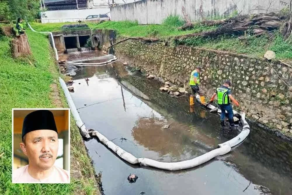 Jabatan Alam Sekitar (JAS) Johor telah mengambil langkah kawalan meminimumkan kesan pencemaran sungai dengan memasang oil boom.- Foto JAS Johor Gambar kecil: Mohd Jafni