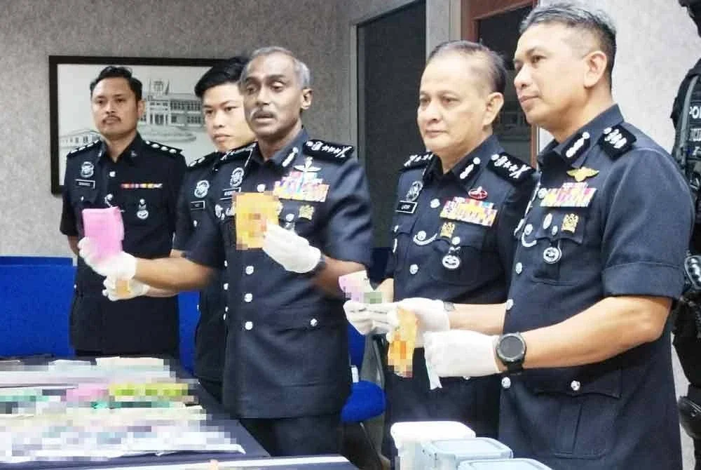 Kumar (tengah) menunjukkan sebahagian dadah yang dirampas dalam sidang akhbar di Ibu Pejabat Polis Kontinjen Johor, pada Isnin.