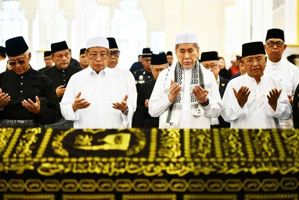 Wan Junaidi bersama Abang Johari dan orang ramai menunaikan solat jenazah di Masjid Jamek Negeri pada Isnin. Foto Bernama