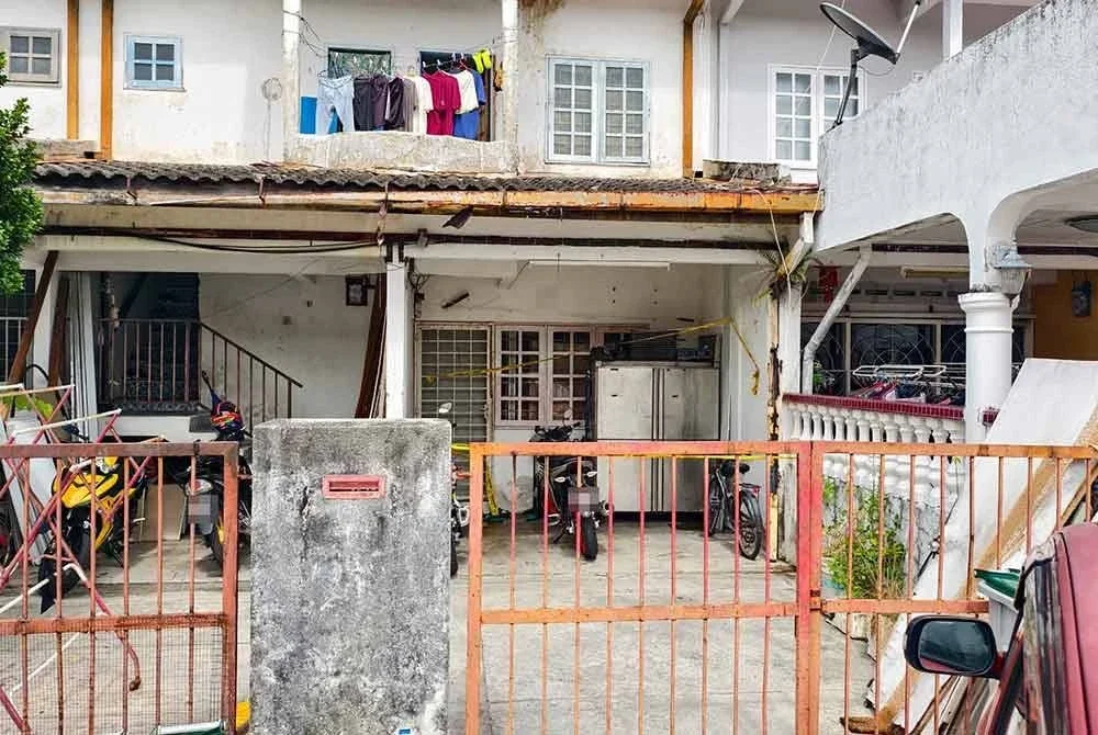 Sebuah rumah dipercayai seorang kanak-kanak perempuan didera hingga maut di Kota Laksamana di sini, pada pagi Isnin.