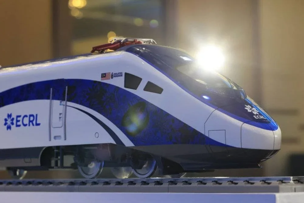 Dua set pertama tren EMU dan lokomotif elektrik ECRL dijangka dihantar dari Dalian, China ke Malaysia Oktober ini. Foto Bernama