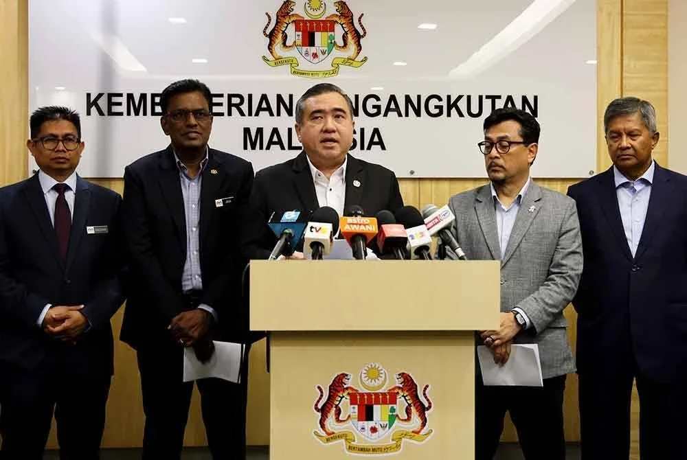 Anthony (tengah) pada sidang media, Isnin. Foto Bernama