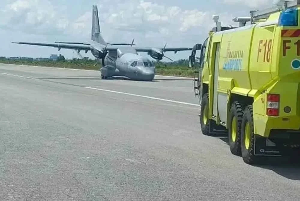 Tiada kecederaan dilaporkan dalam insiden membabitkan pesawat TUDM jenis CN 235 yang tergelincir akibat masalah gear pendaratan hadapan - Foto: X