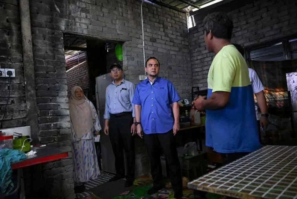 Farhan Fauzi (tiga dari kiri) ketika menziarahi peniaga kecil, Mohd Zaki di Balok, Kuantan yang berdepan kesukaran membaiki rumah dan menyara keluarga dalam program Ziarah Madani. - Foto: FB Anwar Ibrahim