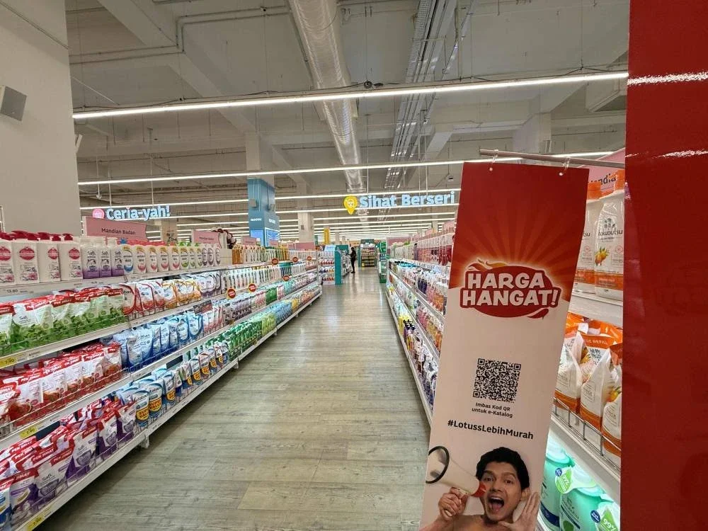 Pembeli hanya perlu mencari tag bertanda merah Harga Hangat untuk mendapatkan barangan pilihan.