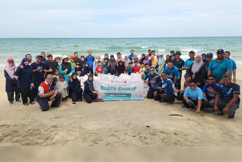 Seramai 68 peserta menyertai program Kesedaran Astronomi dan Beach Clean Up di PD Wellness, Teluk Kemang baru-baru ini. 