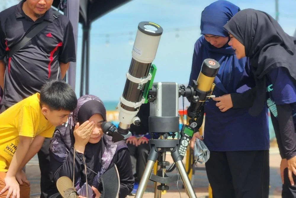 PARA peserta teruja menyertai aktiviti mencerap matahari. 