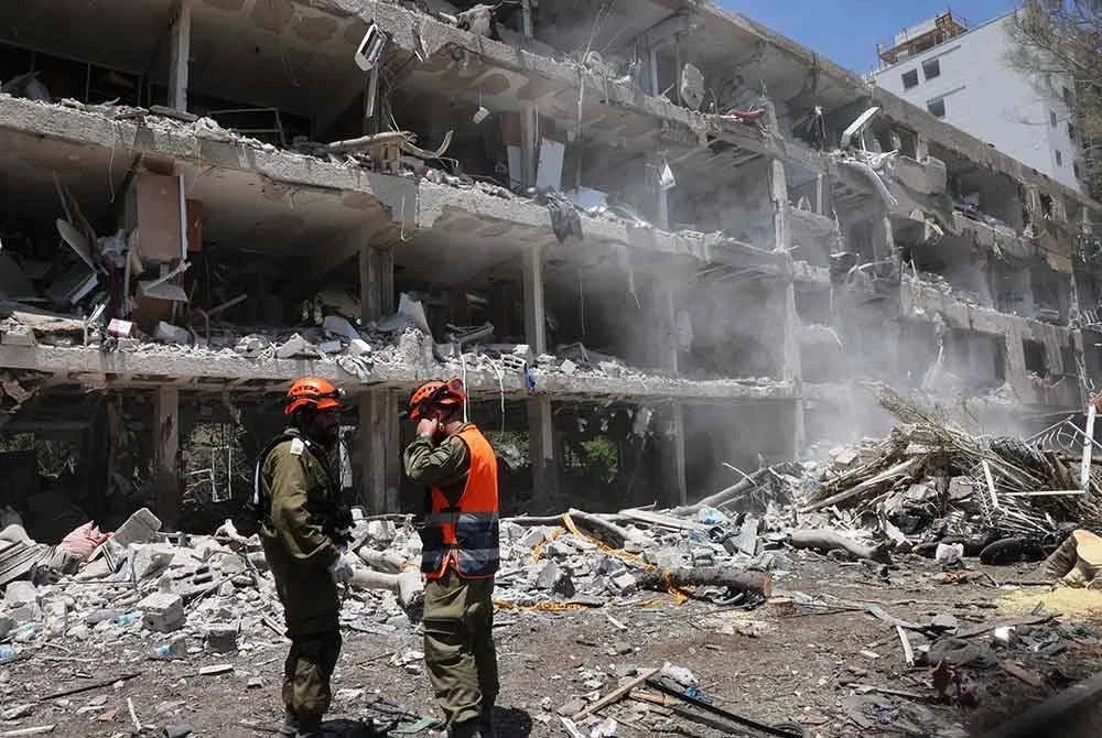 Ketegangan di Asia Barat terus memuncak apabila peluru berpandu Iran dilapor menghentam beberapa kawasan di Israel, termasuk Ashdod dan Lachish. Foto AFP