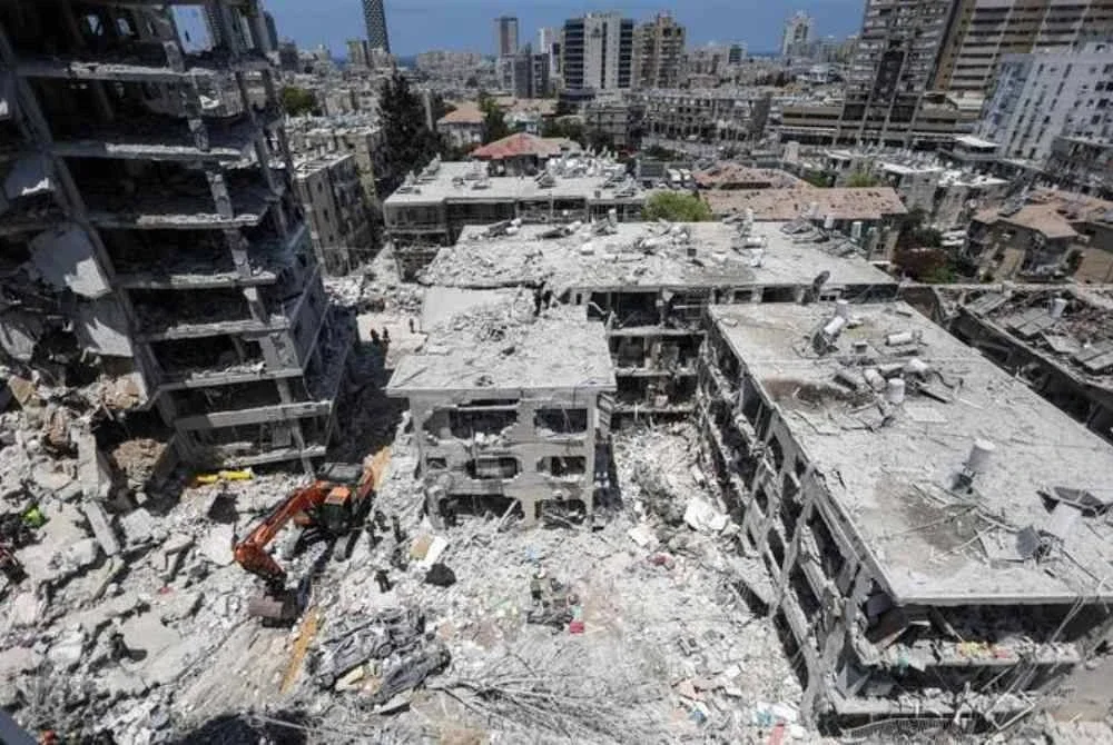 ANTARA bangunan yang mengalami kerosakan di Bat Yam, Israel. -Gambar hiasan/ Foto: REUTERS