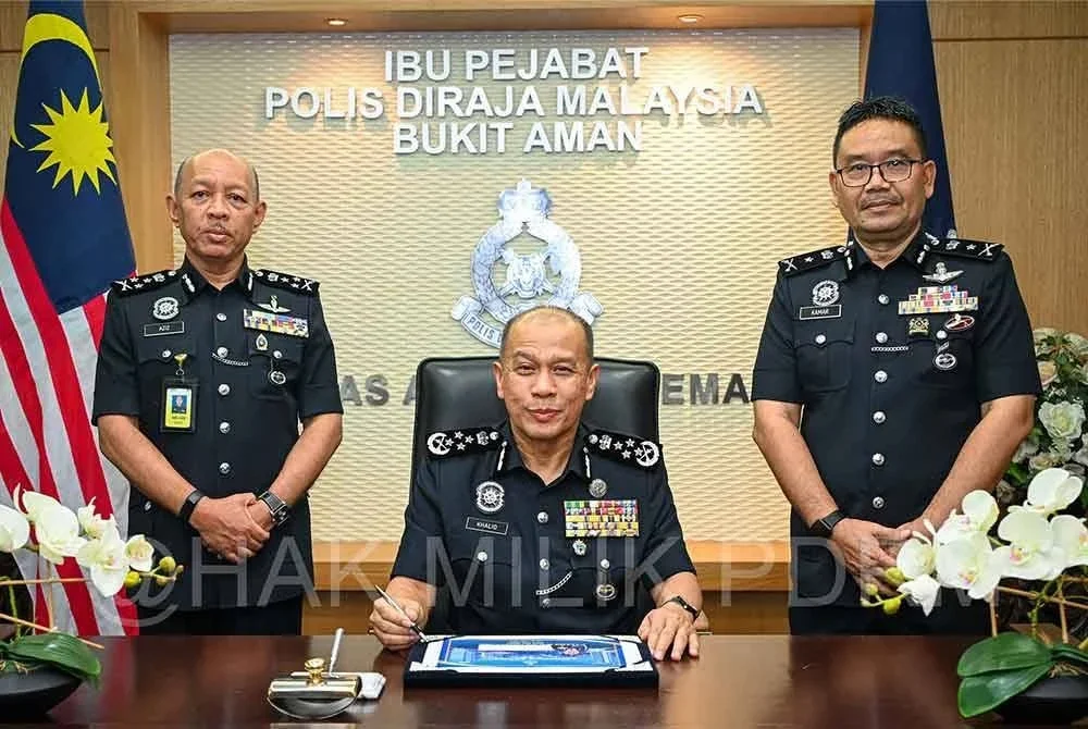 Mohd Khalid (tengah) memulakan tugas rasmi sebagai KPN ke-15 hari ini menggantikan Tan Sri Razarudin Husain yang bersara daripada perkhidmatan. - Foto: FB PDRM