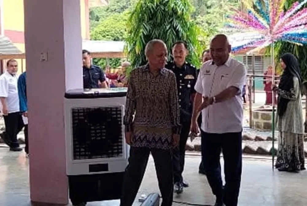 Muhammad Nasir (kiri) tiba pada Majlis Perasmian Mesyuarat Agung PIBG SK Manek Urai Baru, Kuala Krai pada Selasa.
