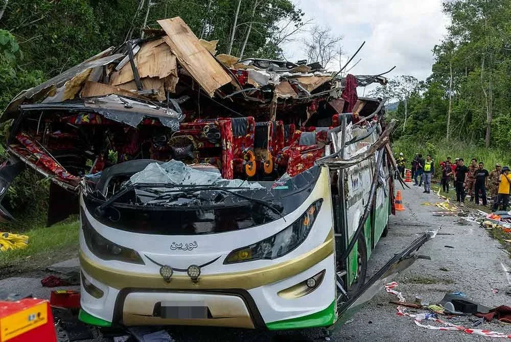 Keadaan bas yang terbabit dalam kemalangan ngeri yang meragut 15 nyawa penuntut Universiti Pendidikan Sultan Idris (UPSI) di KM53 Jalan Raya Timur-Barat (JRTB) dekat Gerik, baru-baru ini. Foto fail Bernama